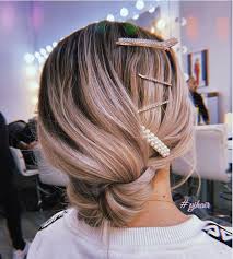 Voici un look simple à réaliser avec des produits abordables qu'on retrouve en pharmacies. Les 10 Meilleures Coiffures De Soiree Pour Faire Basculer Toutes Les Occasions Que Vous Assistez Du Bal Aux Mariages