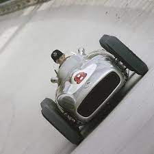 Campioni Di Oggi Alla Guida Di Leggende Di Altri Tempi Buon Compleanno Lewis Hamilton Qui Sulla Vecchia Parabolica Di Monza Con L Auto Mercedes Hamilton Auto
