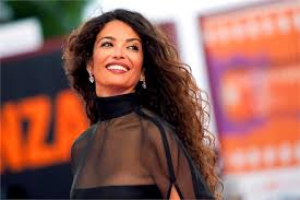 Ragazza sorridente con sano ondulati lunghi. Donne Con I Capelli Ricci Ascoltate Ecco Cosa Pensano Di Voi Ricciomatto