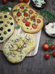 Rezept Fur Einfaches Focaccia Brot 3 Kostliche Varianten Knoblauch Rosmarin Tomaten Pinienkerne Oliven Focaccia Brot Rezept Focaccia Brot Focaccia