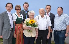 Han er kendt for sine analyser af tidens kulturelle udtryk; Inzersdorf Thema Auf Meinbezirk At