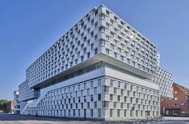 Här hålls förutom travtävlingar även hopptävlingar och andra evenemang. Malardalen University Campus Eskilstuna De Aix Arkitekter 3xn Universites