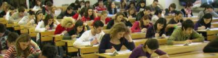 Istoricul existenței actualei facultăți de stiințe economice și drept începe în anul 1996, când, cadrul facultății de științe, au fost autorizate să funcționeze programele de studii „contabilitate și administrarea afacerilor în comerţ, turism şi servicii de ospitalitate. Facultatea De Administrarea Afacerilor Internationale