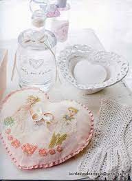 Cuscino portafedi uncinetto schemi e spiegazioni passo a passo e tutorial per realizzare a mano un accessorio per il giorno del matrimonio unico e originale. Schemi Punto Croce Cuscino Portafedi Punto Croce