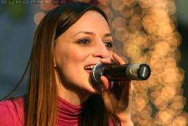 Ági) is a female folk and jazz singer from hungary. Szaloki Agnes Enekesno Kiall A Vasarnapi Boltzar Mellett Pestisracok