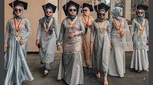 Instagram @kebayamuslimahmodern) model gaun muslimah yang secara instan akan memberikan kesan mewah biasanya terbuat dari bahan satin premium. 9 Inspirasi Model Kebaya Wisuda Modern 9 9 Untuk Muslimah Desain Baju Wisuda Hijab Diary Hijaber
