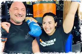 October 13 at 9:01 pm ·. Demi Lovato Smeetsya Posle Vybivaniya Zuba Trenera Mma