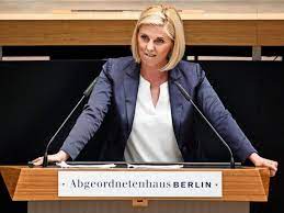 Aufgedeckt wurde die party, weil sich anwohner über feuerwerk aus der wohnung der politikerin beschwert hatten. Afd Politikerin Darf Trotz Hitler Weins Zunachst In Partei Bleiben