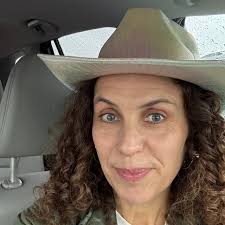 Clare Aronow (@claronow) • Threads, Say more