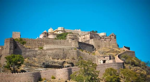 File:Wall restoration in Kumbhalgarh Fort.jpg - Wikimedia Commons