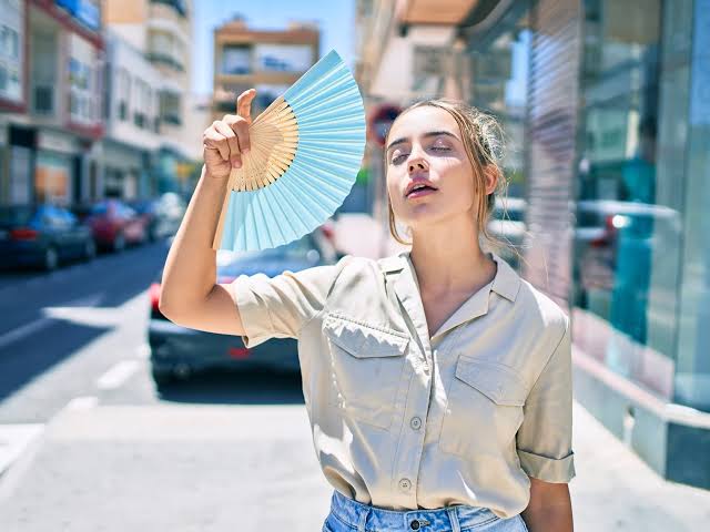 كيف تقلل التعرق في الصيف؟ حلول غذائية وعملية فعالة | أسلوب حياة | الجزيرة نت