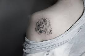 Small Black And Grey Tiger Shoulder Tattoo Small Shoulder Tattoos Tiger Tattoo Small Tiger Face Tattoo
