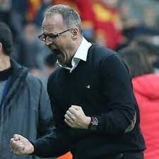 Futbol hayatına orta saha mevkinde 1988 senesinde. Irfan Buz Buz Com Twitter
