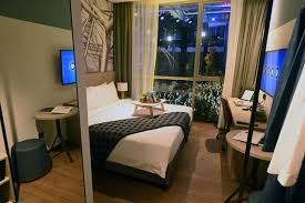 Anda dapat memilih lebih dari 28 juta akomodasi yang terdaftar, termasuk lebih dari 6,2 juta rumah, apartemen, dan tempat menginap unik lainnya. Singapura Buka Hotel Bebas Corona Untuk Pebisnis