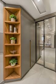 Sa structure en panneaux bois alvéolaires est recouverte d'un placage imitation chêne et d'une finition laquée mat, disponible dans divers coloris cette étagère n'aura aucun mal à. 900 Idees De Etagere En 2021 Deco Maison Mobilier De Salon Decoration Maison