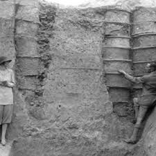Ever wondered what ur means? Leonard And Katharine Woolley At Ur With Ring Drains In Situ Download Scientific Diagram