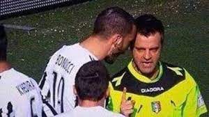 Per questo motivo, il difensore si è scagliato contro pairetto dopo il cartellino giallo ricevuto durante la partita contro il sassuolo. Arbitri E Caso Bonucci Bufera In Rete Ma Per