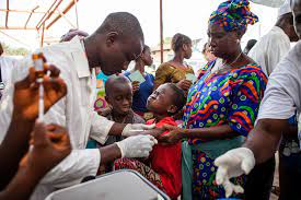 Home to eight million people and more than 800 different languages spoken among a population divided into more than 10,000 ethnic clans across 600 islands. Gvineya Borba S Masshtabnoj Epidemiej Kori Vrachi Bez Granic