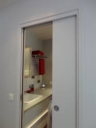 porte coulissante fermant la salle de bain amenagement salle d eau salle de bains combles porte coulissante