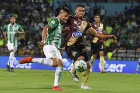 Diferente do final de 2020, onde terminou na segunda colocação geral, agora o time vem sofrendo para se manter entre os. Paternidad Del Tolima Con Atletico Nacional En El Futbol Colombiano