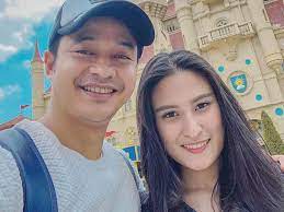 7 momen angbeen rishi melahirkan, paras sang anak bikin penasaran. Hubungan Angbeen Rishi Dengan Adik Dan Ibundanya Sudah Tak Baik