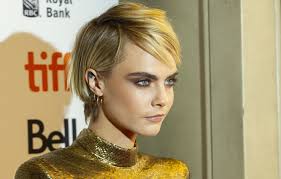 Wallpaper hd of cara delevingne, model, actress, short hair, looking at viewer, simple background. Wallpaper Look Pose Model Makeup Actress Photoshoot With Short Hair Hair Cara Delevingne Cara Delevingne Images For Desktop Section Eda Download