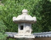Hình ảnh về majestic Chinese pagoda stone lantern in a traditional garden