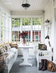 Landhaus Living Steht Fur Den Neuen Zeitgemassen Landhausstil Inspiriert Vom Skandinavischen Wohngefuhl Prasentiert Die Redaktio In 2020 Schwedisches Haus Haus Wohnen