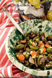 Dopo il periodo della raccolta delle olive, nei mesi di ottobre e novembre, quasi in tutte le famiglie siciliane, all'inizio dell'autunno è ancora. Olive Schiacciate Alla Siciliana Siciliani Creativi In Cucina
