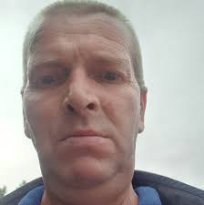 Moja córka ma Autyzm. Funkcjonuje dosyć dobrze. Ale nie chce myć zębów . A  nawet gdy myje to bardzo nie dokładnie . Żeby są po prostu zapuszczone .Ma  żółty nalot oraz czarny (