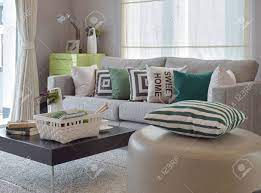 Cuscini per divano grigio durante 9 stili blu e grigio federe nordico moderno geometrica plaid floreale cuscino federa morbida per camera sofà decor. Immagini Stock Lavoro A Maglia Insieme Nel Salotto Accogliente Con Divano Grigio E Cuscini Retro Image 49212818