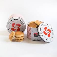 Lot De 2 Boites Macarons Maison Adam Fondee En 1660 Veritables Macarons De St Jean De Luz Gateaux Basques Chocolats Boite Macaron Macaron Gateau Basque