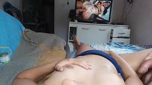 一起看色情片自慰，我射精我的阴户呻吟角质观看🍌🤟🌸🤤