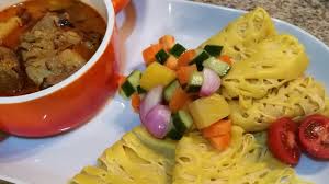 Kuah kari yang tersaji biasanya berupa kuah ayam ataupun kambing. Sajian Lebaran Roti Jala Kuah Kari Daging Lembut Gurih Enaak Youtube