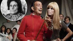 My life with dalí is an autobiography by french singer amanda lear, first released in 1984, which tells about her relationship with spanish surrealist painter salvador dalí. Amanda Lear Raconte Son Menage A Trois Avec Gala Et Salvador Dali Voici