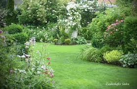 Zauberhafter Suden Der Garten Von Petra Steiner Gartentraum Und Geliebtes Refugium Garten Englische Landhausgarten Bauerngarten