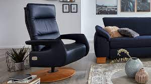 Möbel im landhausstil wirken dagegen eher verspielt und rustikal mit ihren gedrechselten oder gefrästen holzelementen. Jobst Wohnwelt Traunreut Mobel A Z Sessel Hocker Ledersessel Interliving Interliving Sessel Serie 4510 Relaxsessel Marineblaues Leder Torero Navy Geolter Holz Tellerfuss