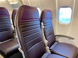 Die kabine hat große staufächer, die auch rollkoffer aufnehmen können. First Impressions Of United S Brand New Crj550 Regional Jet