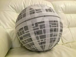 Zo Maak Je Van Deze Ikea Lamp Een Star Wars Ruimtestation Todesstern Dachschrage Ideen