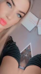 Amber Sarah's Instagram, Twitter & Facebook