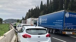 A bordo della vettura c'erano due donne tedesche che sono riuscite a scendere in tempo dopo lo schianto e a. Scontro Sull Autostrada A14 Feriti E Cinque Chilometri Dopo Grottammare Riaperto Il Casello Di Pedaso Foto