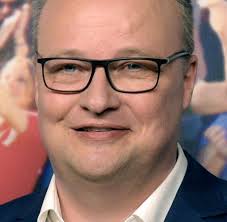 Somit erspart man sich den gang in in überfüllte shops und hat eine überwältigende vergleichsmöglichkeit problemlos direkt auf lager. Oliver Welke Heute Show Moderator Welt