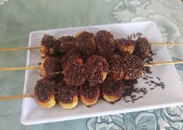 Campur tepung maizena yang telah disangrai dengan coklat bubuk dan gula halus, aduk sampai rata. Cara Siapkan Appetizing Sate Pisang Coklat