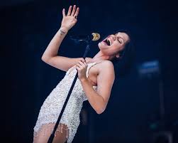 Seems like everybody's got a price, i wonder how they sleep at night, when the sale comes first and the truth come second, just stop for a minute and smile. Jessie J Price Tag Live At The Summertime Ball 2014 Capital