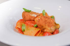 Check spelling or type a new query. Paccheri Al Pomodoro Datterino E Mozzarelle In Carrozza Sale Pepe