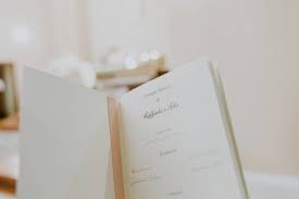 Si tratta d'un uso moderno, poiché anticamente tutto ciò che si cantava in coro non si leggeva all'altare. Liturgia Del Matrimonio Libretto E Le Letture Da Scegliere