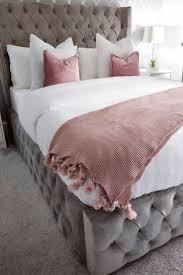 Decoration Chambre Parentale Moderne Et Cocooning Avec Lit Et Tete De Lit Grise Luxueuse Du Linge De Lit Blanc Et Des Coussins Et U Baby Bedroom New Beds Home