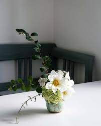 5 Easy Flower Arrangement Ideas With Dahlias Cloverhome Modern Flower Arrangements Flower Arrangements Easy Floral Arrangements