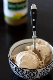 Yaourt Glace Au Tahini Caramel Et Amandes En 2020 Yaourt Glace Recette Glace Yaourt