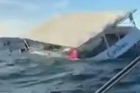 Mientras celebraban el año nuevo, la embarcación en la que viajaban 60 turistas en puerto vallarta, terminó hundida debido al fuerte oleaje. Cjmxvmpt0ipyam